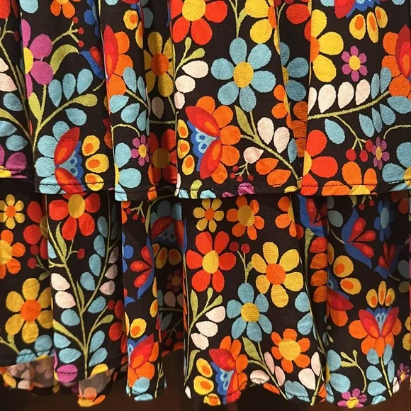 Flower dress with a black lace edge - Picture 6 of 12